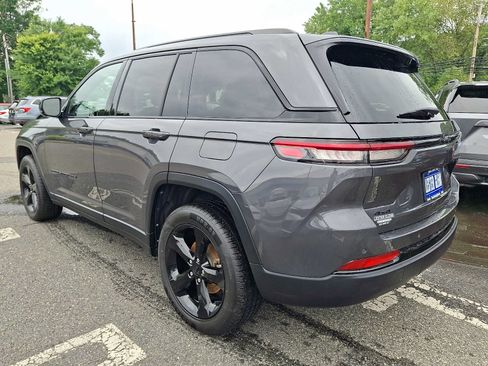 Used 2022 Jeep Grand Cherokee Altitude AWD/4WD image 4