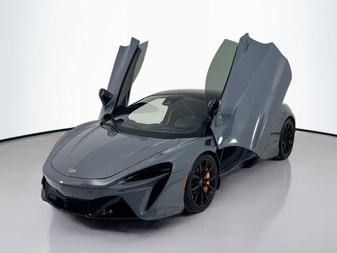 Used 2024 McLaren Artura RWD image 3