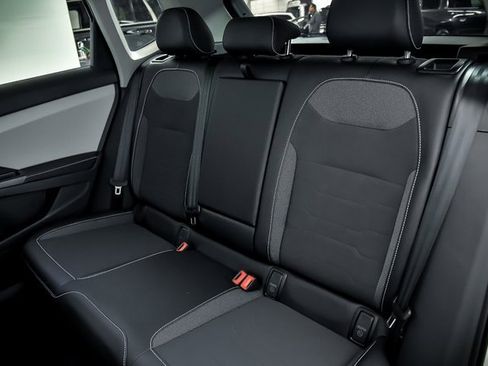 Certified 2025 Volkswagen Taos SE w/ Panoramic Sunroof Package image 9