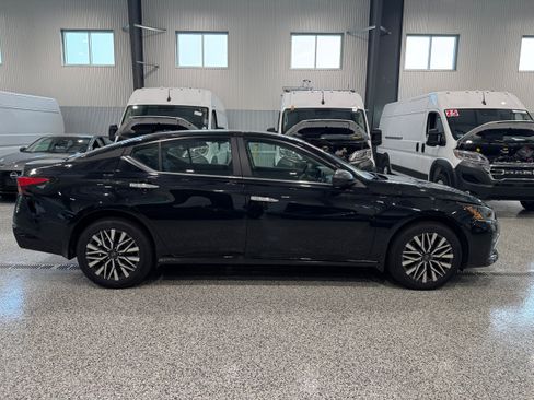 Used 2024 Nissan Altima 2.5 SV AWD/4WD image 4