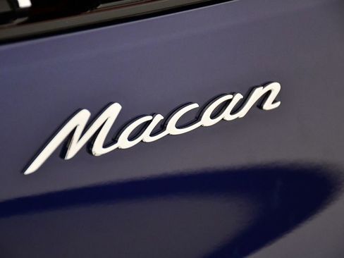 Certified 2025 Porsche Macan image 12