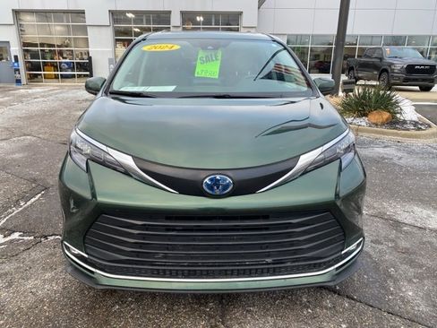 Used 2024 Toyota Sienna XLE image 11