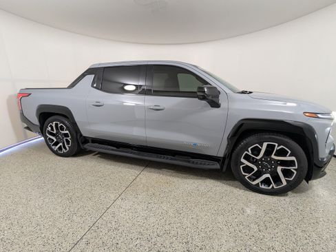 Used 2025 Chevrolet Silverado EV RST AWD/4WD image 6