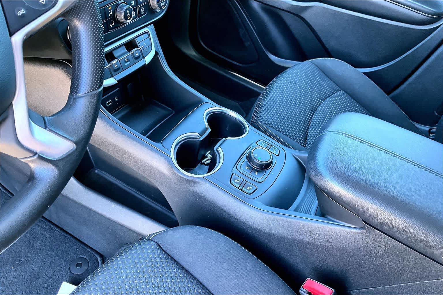 Used 2022 GMC Terrain SLE w/ Driver Convenience Package FWD image 9