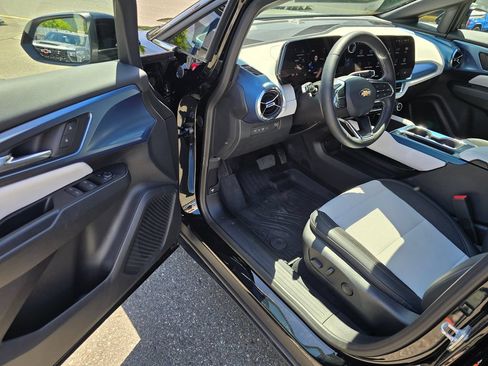 Used 2025 Chevrolet Equinox EV LT FWD image 20