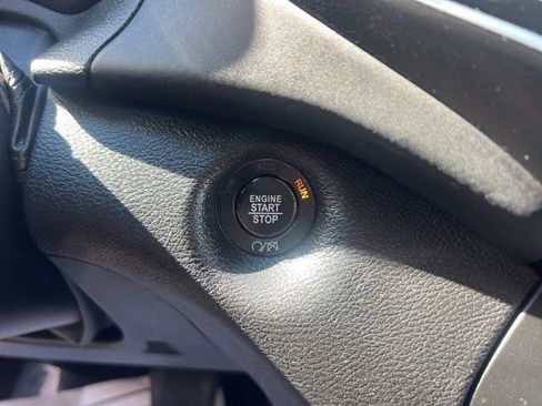 Used 2019 Jeep Cherokee Overland AWD/4WD image 31