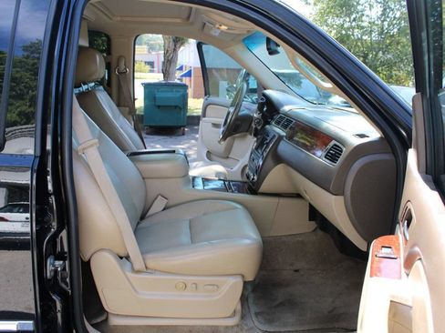 Used 2011 Chevrolet Suburban LTZ RWD image 29