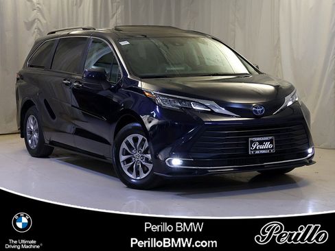 Used 2022 Toyota Sienna XLE FWD image 1