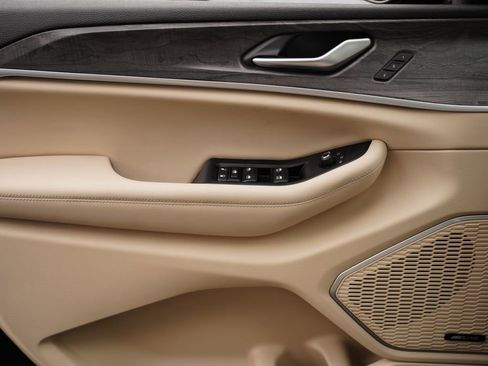 Used 2023 Jeep Grand Cherokee 4WD 4xe w/ Luxury Tech Group II image 38