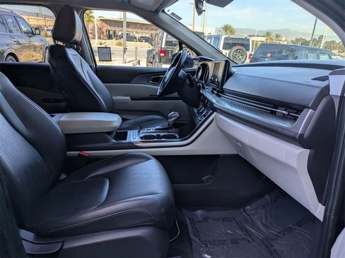 Used 2024 Kia Carnival LX image 32