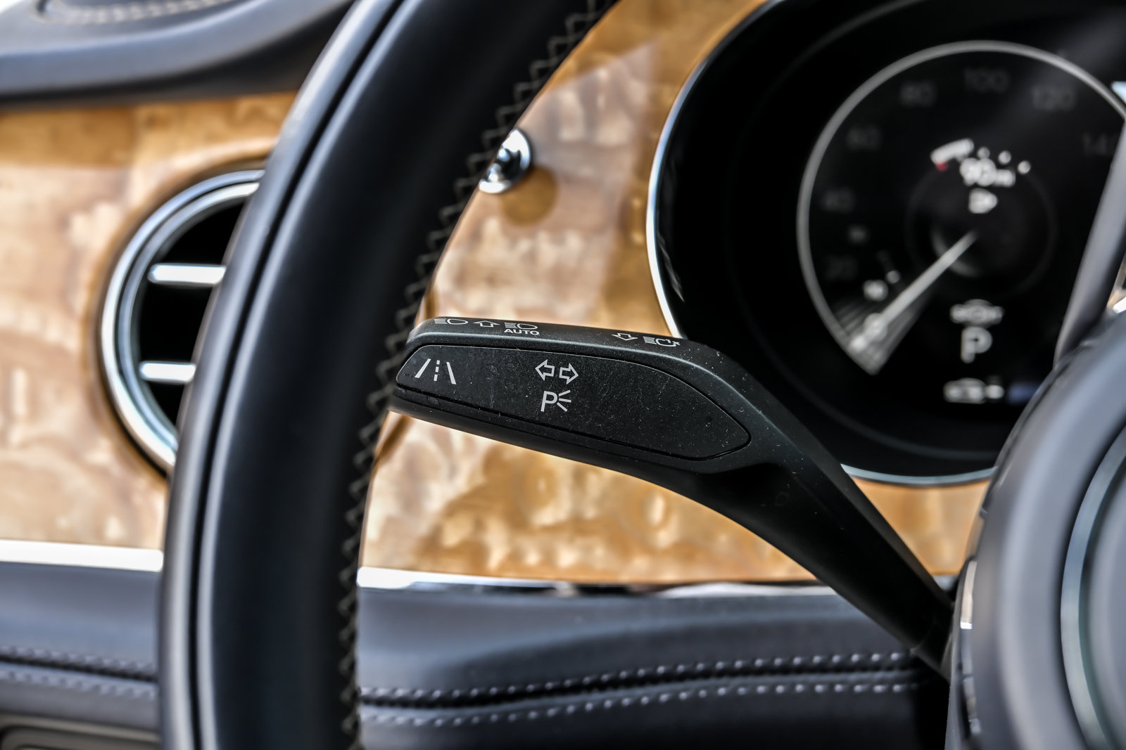 Certified 2023 Bentley Bentayga Extended Wheelbase AWD/4WD image 33