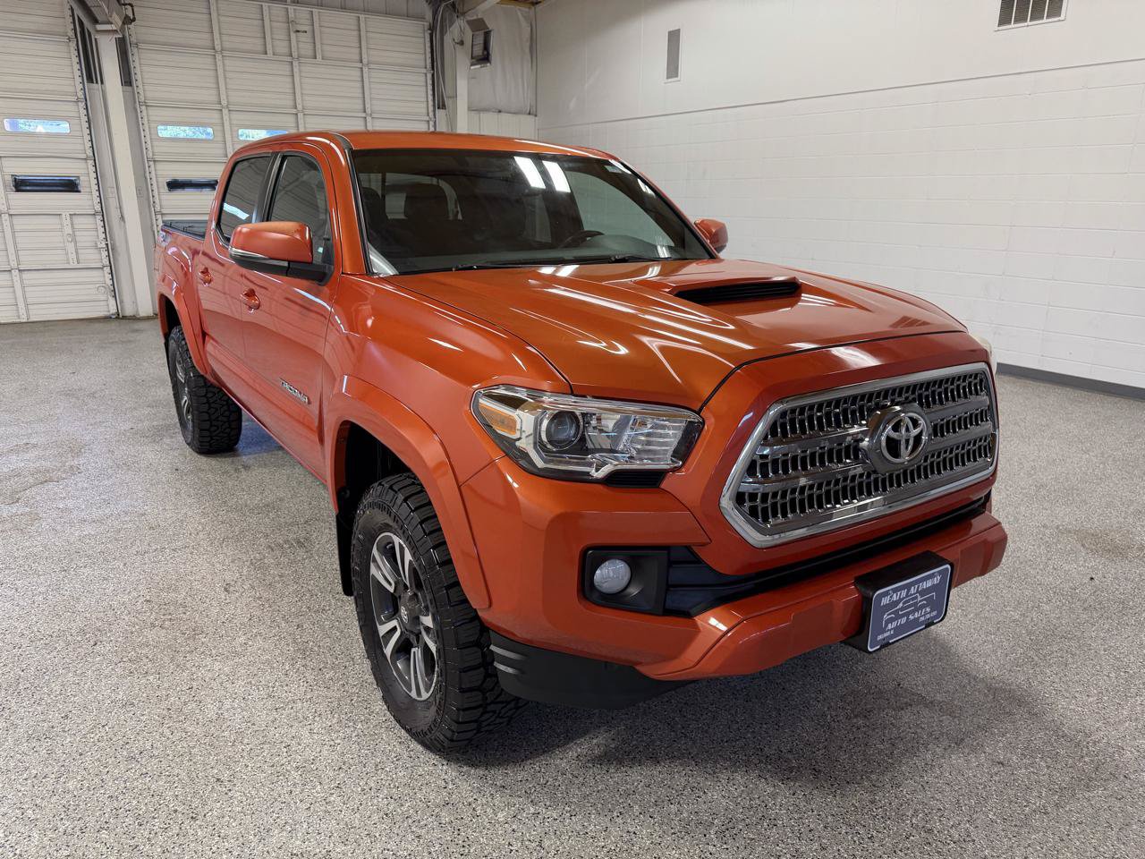 Used 2017 Toyota Tacoma TRD Sport w/ Tow Package (A/T) AWD/4WD image 4