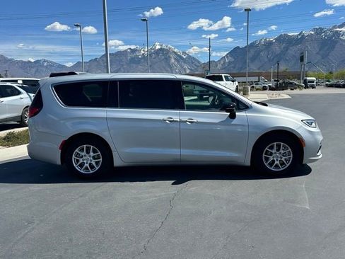 Used 2024 Chrysler Pacifica Touring-L FWD image 26