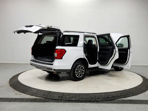 Used 2024 Ford Expedition XLT image 15