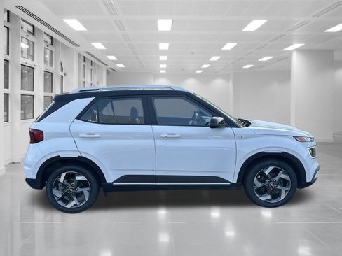 Used 2023 Hyundai Venue Limited image 4