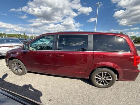 Used 2017 Dodge Grand Caravan SXT FWD image 3