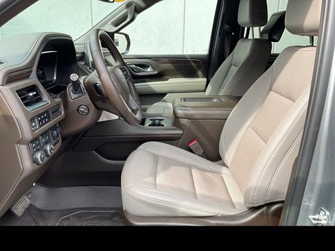 Used 2023 Chevrolet Suburban Z71 w/ Luxury Package AWD/4WD image 2