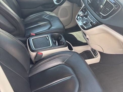 Used 2017 Chrysler Pacifica Touring-L Plus w/ Advanced Safetytec Group FWD image 14