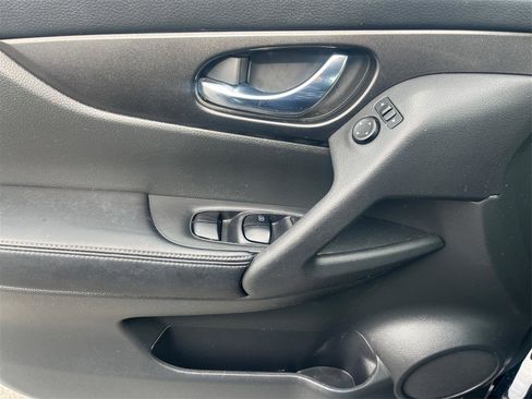 Used 2017 Nissan Rogue SV w/ SV Premium Package image 20