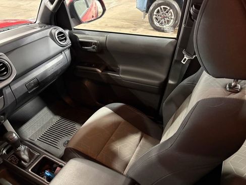 Used 2022 Toyota Tacoma TRD Off-Road w/ Technology Package image 30