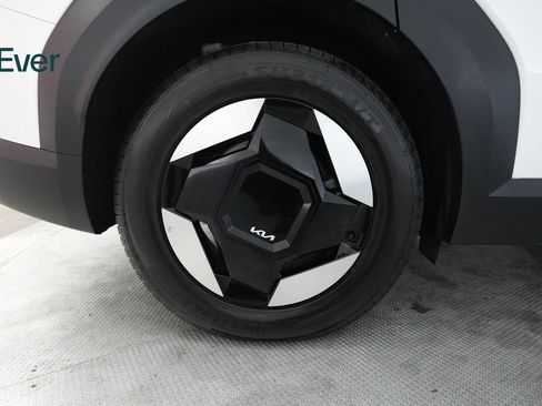 Used 2024 Kia EV9 Light Long Range RWD image 22