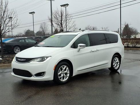 Certified 2020 Chrysler Pacifica Limited image 1
