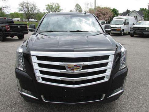 Used 2017 Cadillac Escalade Luxury image 2