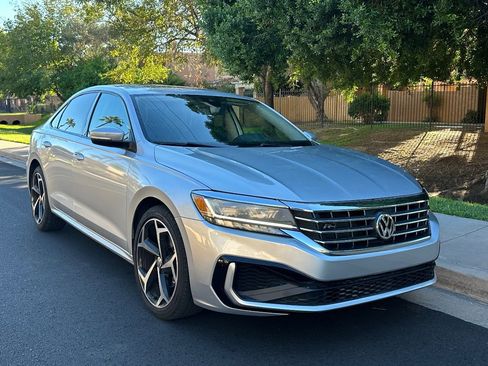 Used 2020 Volkswagen Passat 2.0T R-Line image 2