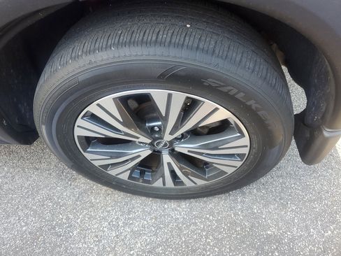 Used 2023 Nissan Rogue SV image 9