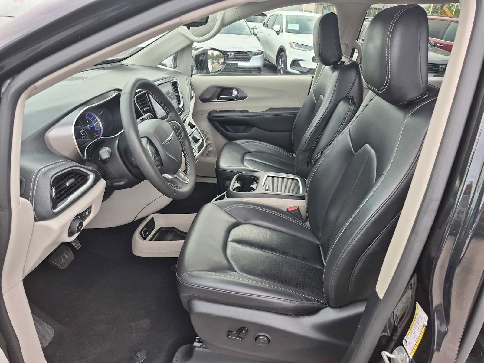 Used 2024 Chrysler Pacifica Limited FWD image 16