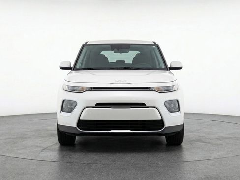 Used 2025 Kia Soul LX w/ LX Technology Package image 2