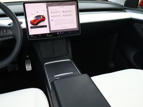 Used 2022 Tesla Model Y Performance image 11