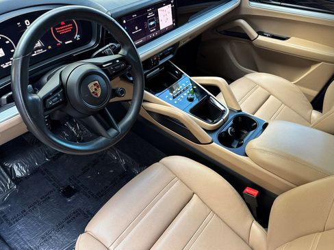 Used 2024 Porsche Cayenne image 7