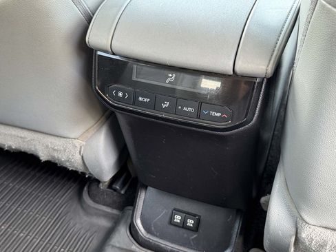 Used 2021 Toyota Highlander XLE FWD image 18