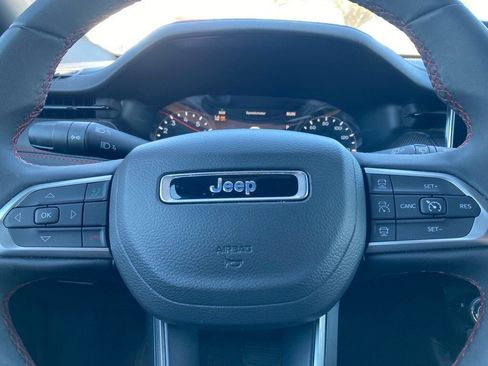 Used 2025 Jeep Compass Trailhawk image 17