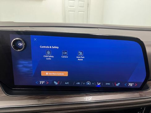 Used 2025 Chevrolet Suburban LT image 47