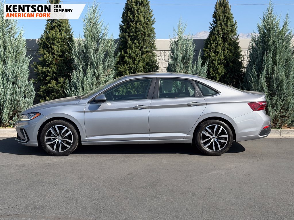 Used 2025 Volkswagen Jetta SE FWD image 4