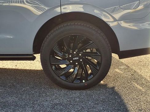 New 2025 Lincoln Navigator Reserve w/ Jet Appearance Package AWD/4WD image 16