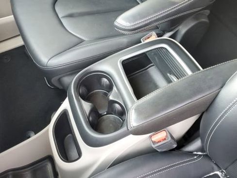 Certified 2024 Chrysler Pacifica Touring-L image 18