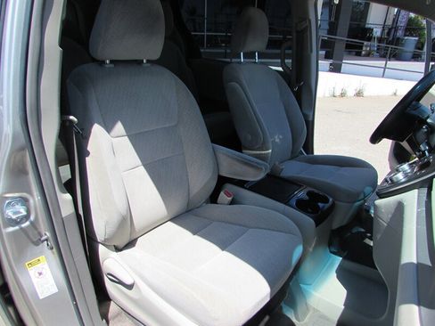 Used 2017 Toyota Sienna LE FWD image 30