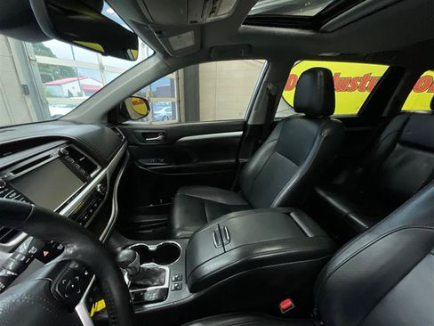 Used 2019 Toyota Highlander XLE AWD/4WD image 12
