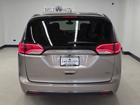 Used 2017 Chrysler Pacifica Touring Plus w/ Tire & Wheel Group FWD image 9