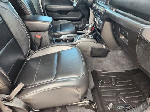 Used 2018 Jeep Wrangler Unlimited Sahara AWD/4WD image 14