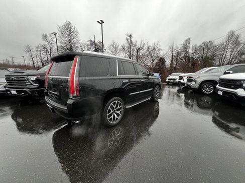 Used 2015 Cadillac Escalade Luxury image 2