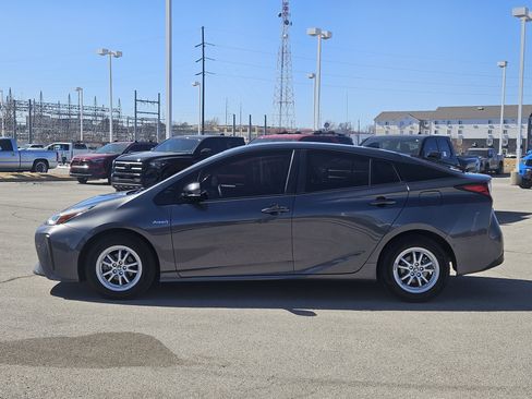 Used 2019 Toyota Prius LE image 3