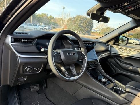 New 2025 Jeep Grand Cherokee Laredo w/ Luxury Tech Group I image 17