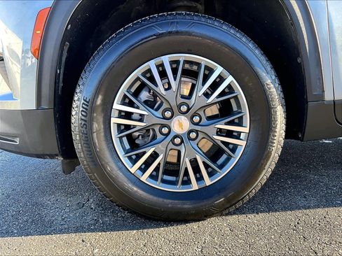 Used 2025 Chevrolet Traverse LT image 7