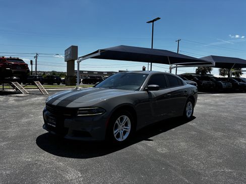 Used 2018 Dodge Charger SXT RWD image 3