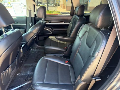Used 2024 Kia Telluride S w/ S Sunroof Package FWD image 9