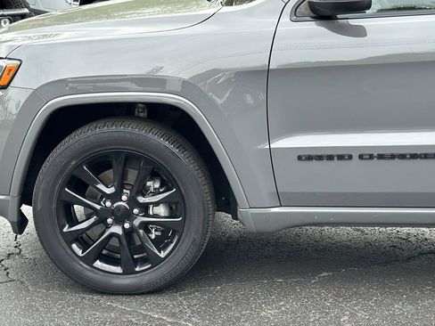 Certified 2022 Jeep Grand Cherokee Laredo X AWD/4WD image 3